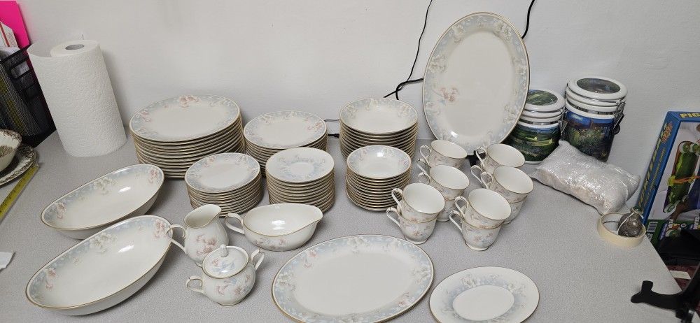 Noritake 7273 Marianne Platinum-Rimmed 12-Person China Set of 90 p. Excellent