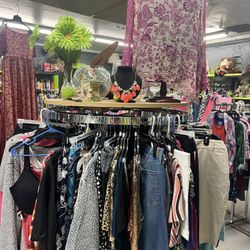 TONS OF NAMEBRAND CLOTHING 