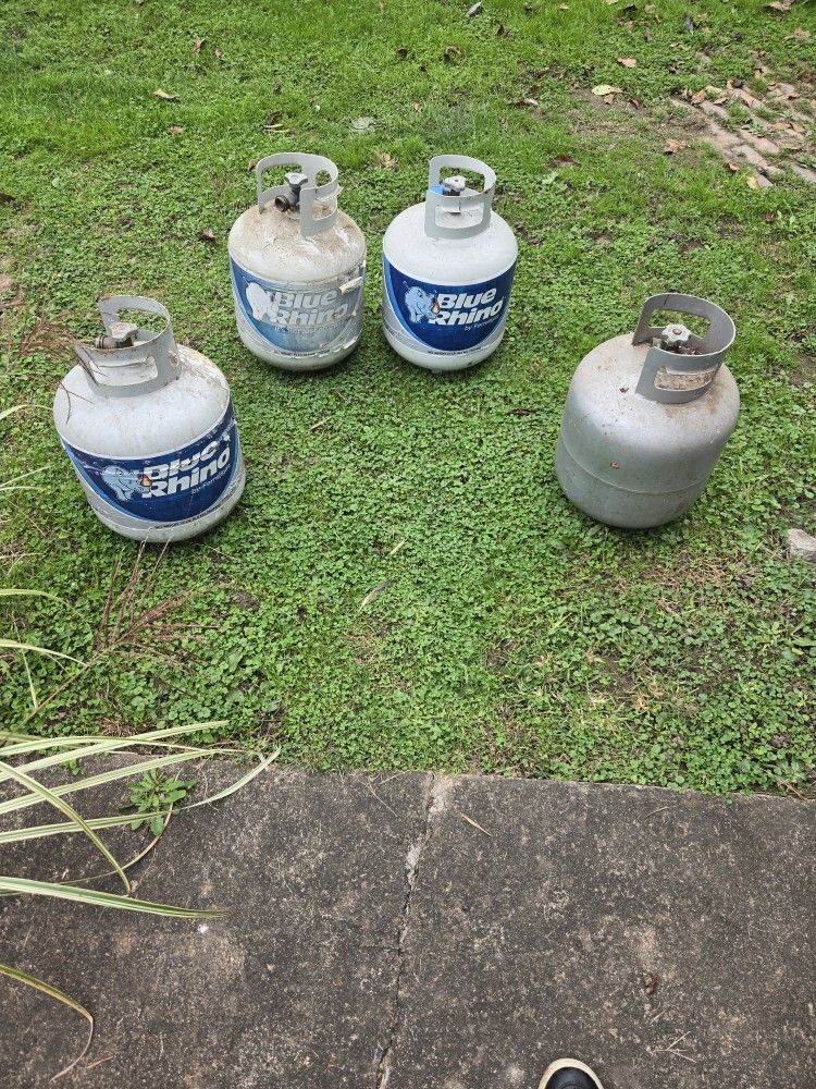 3 Rino Tanks2 Full 1empty And An old Tank Emty