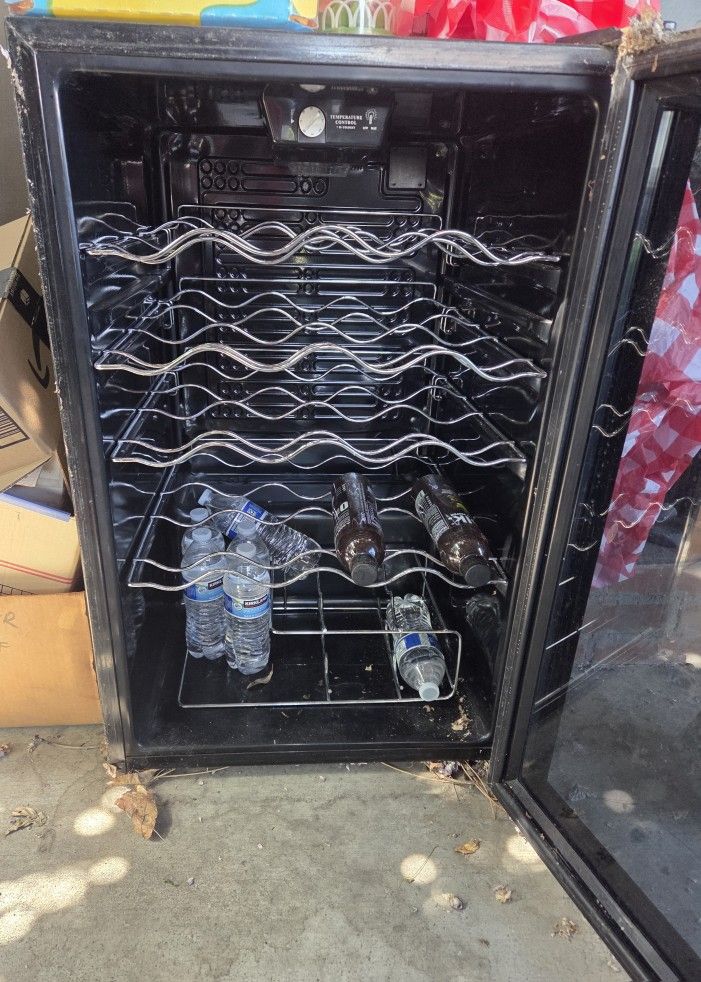 45 Bottle Wine Cooler By Magic Chef