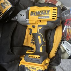 Half inch cordless impact gun
