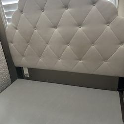 Pier Import Queen Bed