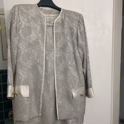 DRESSY SET . CUSTOME MADE. BROCADED . SILVER LiGHT GREY . LINED. SIZE MÉDIUM .  36” W X 29” L .  WITH SATEEN TRIMMING