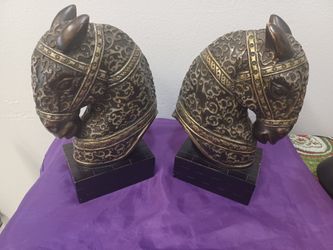 VINTAGE PAIR OF WAR HORSE KNIGHT HEADS SCULPTURE / BOOKKENDS TABLETOP MEASURE 11 "