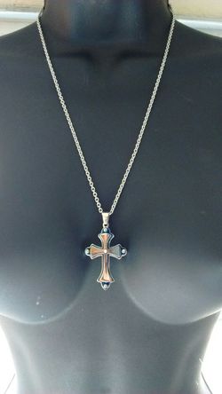 Cross pendant necklace