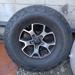 JEEP WRANGLER WHEEL!! SPARE! MUST GO!! 315/70/17 BFG!! GREAT CONDITION! 175$