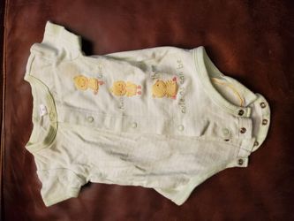 Carter's onesie size 6 months