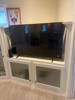 Hisense Smart TV with Stand - Excellent Condition