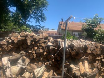 Seasoned Walnut Firewood – Hand Cut – $25 Wheelbarrow Load/ Leña de nogal sazonada - Corte a mano - Carga de carretilla de 25 $