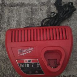 Cargador Milwaukee M12
