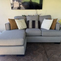 Small Sofá With Chaise 