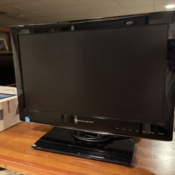 Element 19” Class 720p LED HDTV Monitor – Compact, HDMI, USB, VESA Mount