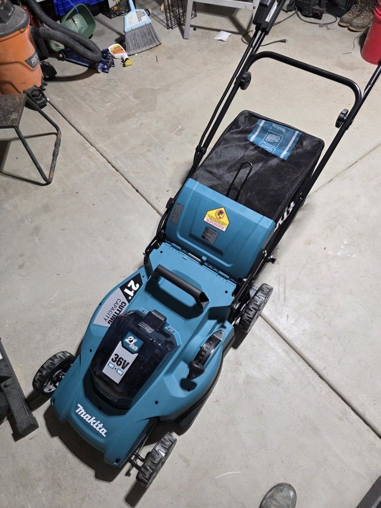Makita Lawnmower BRAND NEW