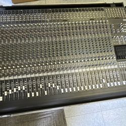 Mackie 32 Channel Mixer with 220 Watt Amp 