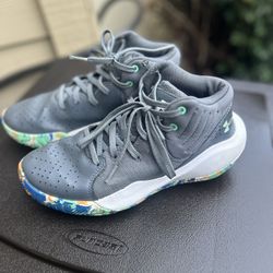 Under Armour Size 5.5 Big Kids Grey Color