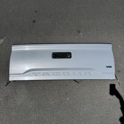 16-23 Toyota Tacoma OEM Tailgate With Camera 