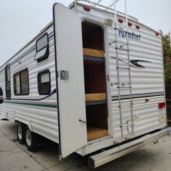 2005 KOMFORT 25FT     ÷ 3  ÷  BUNK BEDS 