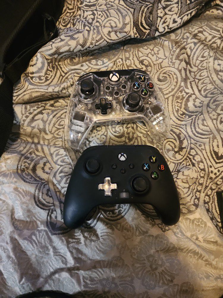 Xbox One Controllers  (2)