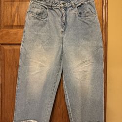 Women’s Chico’s Distressed Lt Denim Capris 3 (XL/16) Frayed cuff classic 5 pkt