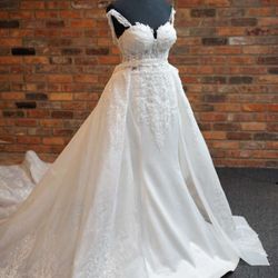 โจ Dreamy Lace Wedding Dress