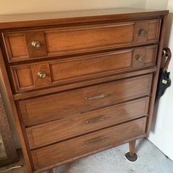 Beautiful Vintage  United Furniture  MCM Five Drawer Dresser 