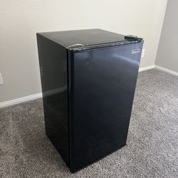 Mini Fridge (Magic Chef)