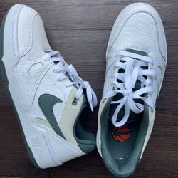 New Mans Nike Full Force Low sneakers, size 8
