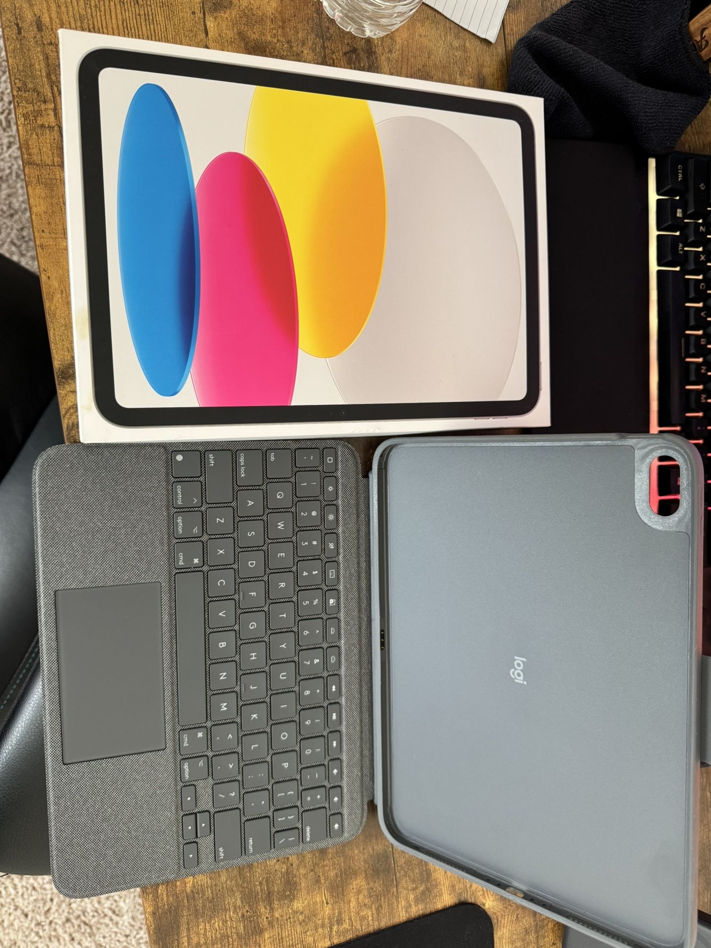 iPad A16 128gb - Open Box - With Logitec Keyboard Case