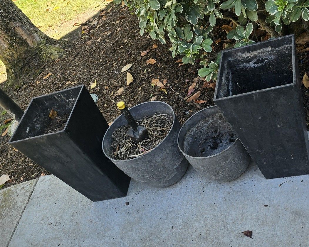 4 COMPOSITE RESIN FLOWER POTS