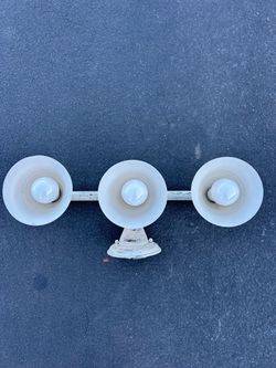 Bathroom/vanity lamp with three lights