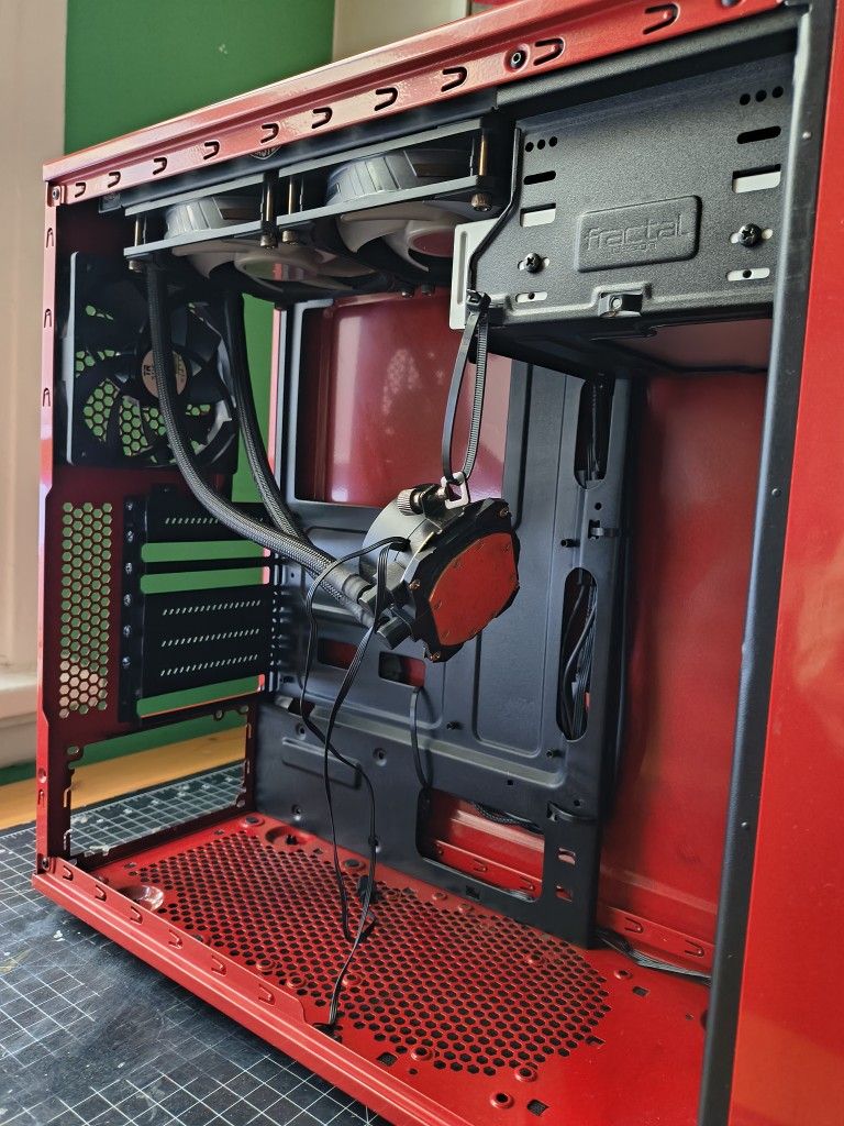 Fractal case, CoolerMaster AIO CPU Cooler, Be quiet 850W PSU, Dell 1080p 60hz 