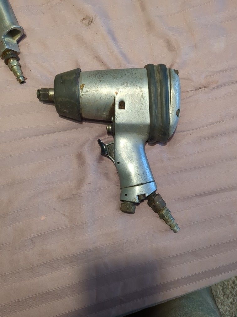 Central Pneumatic 1/2" Impact Wrench