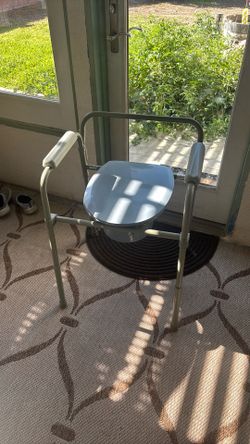 Bedside toilet/commode