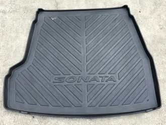 Sonata Trunk cargo protector and floor mats. Like new rubber cargo mat and original Factory Sonata floor mats