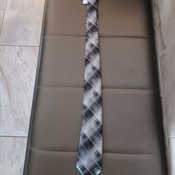 MENS TIE NEW TAGGED AT 45.00   ASKING 3.00
