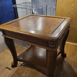 Antique-Style Wooden End Table – Elegant & Sturdy