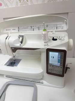 VICKING HUSQVARNA SEWING MACHINE  DESIGNER TOPAZ 40