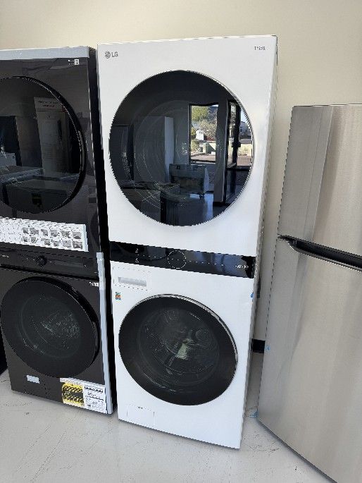 LG WashTower Washer Gas Dryer New with Warranty