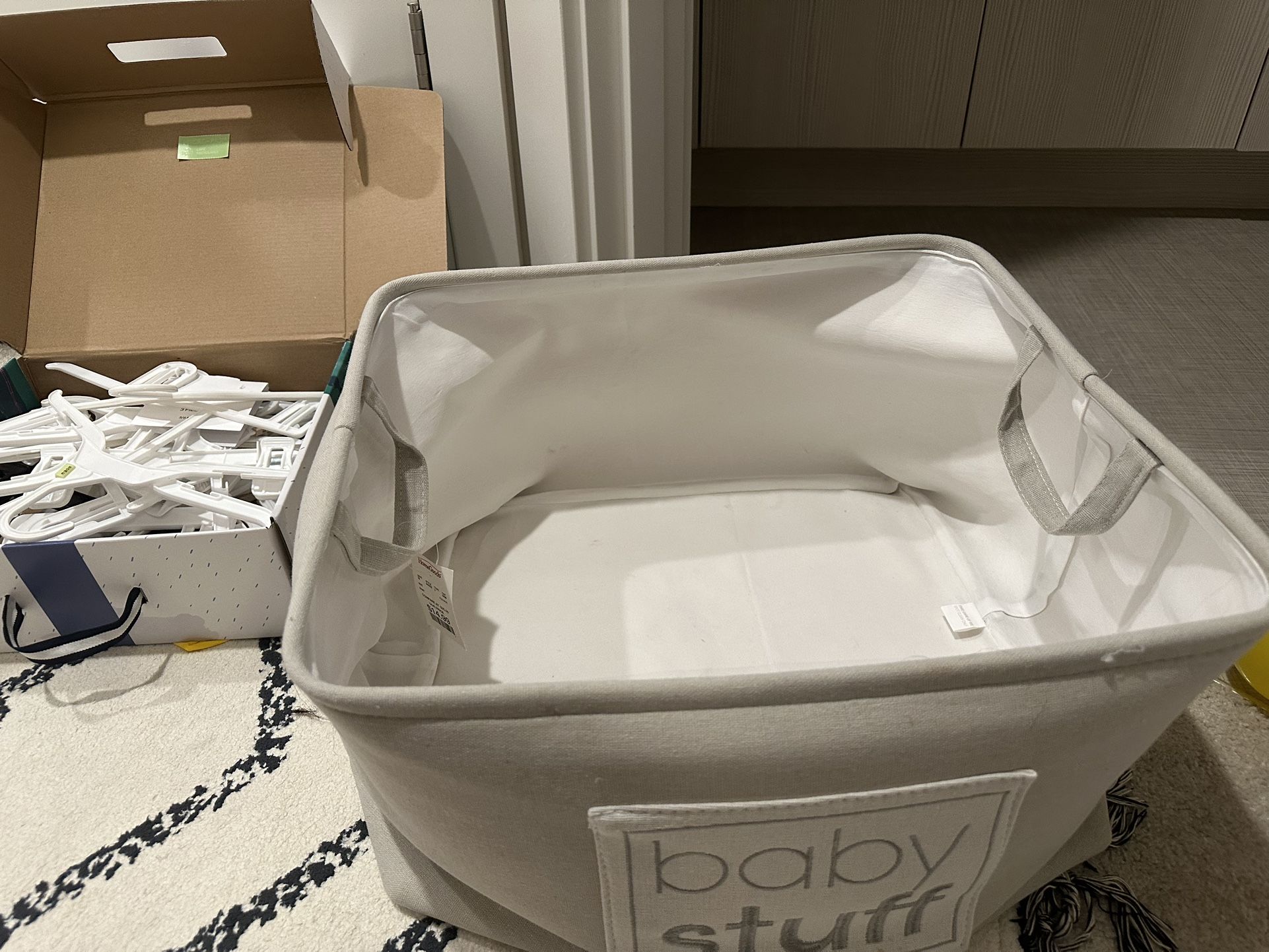 Baby basket with hangers