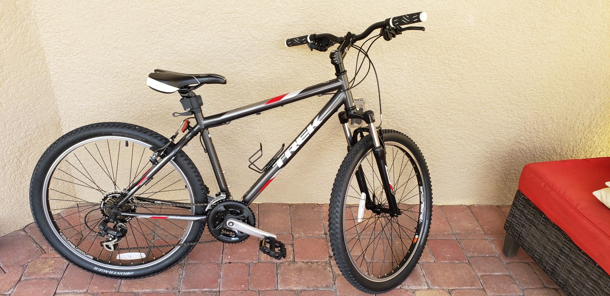 Trek 820 Mountain Bike - Like New! 18iches/45.7cm, Shimano gears and brakes, aluminum ready to rock and roll!