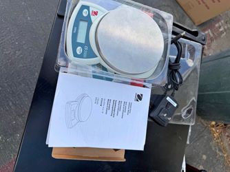 OHAUS CS Digital 2000 gram scale