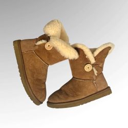 UGG Australia Classic Short Bailey Button Boots Chestnut Suede Shearling Lined Women’s Size 7 (EU 38) 