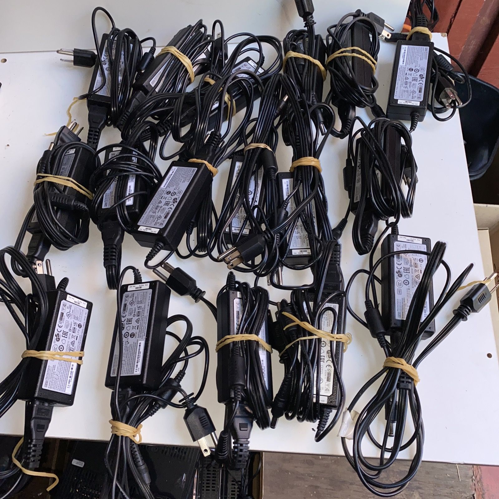 Lot Of 18 APD 65W 19v 3.42a AC Power Supply Adapter NB-65B19W Power Cord 0P0DTR (18PACK)