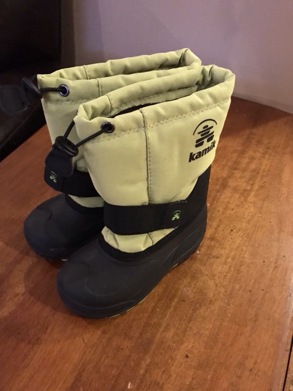 Boys snow/ winter boots. Kamik never worn size 10 boys