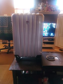 GREAT CONDITION UPPERCLASS MEDIUM SIZE STURDY SUITCASE. 