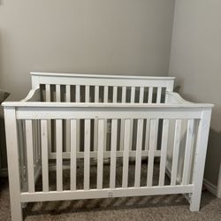 Baby Crib w/storage drawers