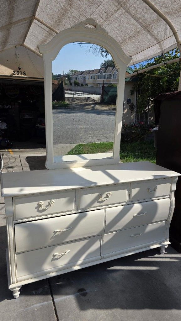 Dresser With Mirror