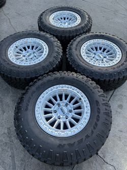 Set de rines KMC 557 6x139.7 -10. Llantas usadas 285/70/17 el precio incluye instalación