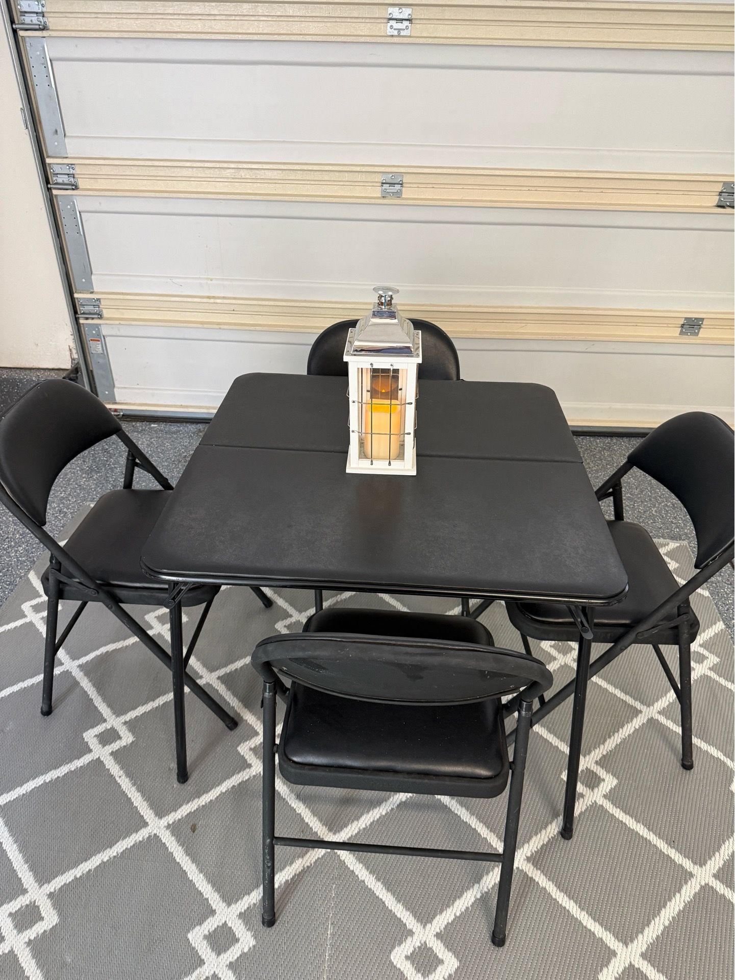 Foldable Chairs with a Free Table