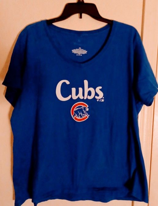 Ladies 2X V-neck Chicago Cubs "MOM" Shirt